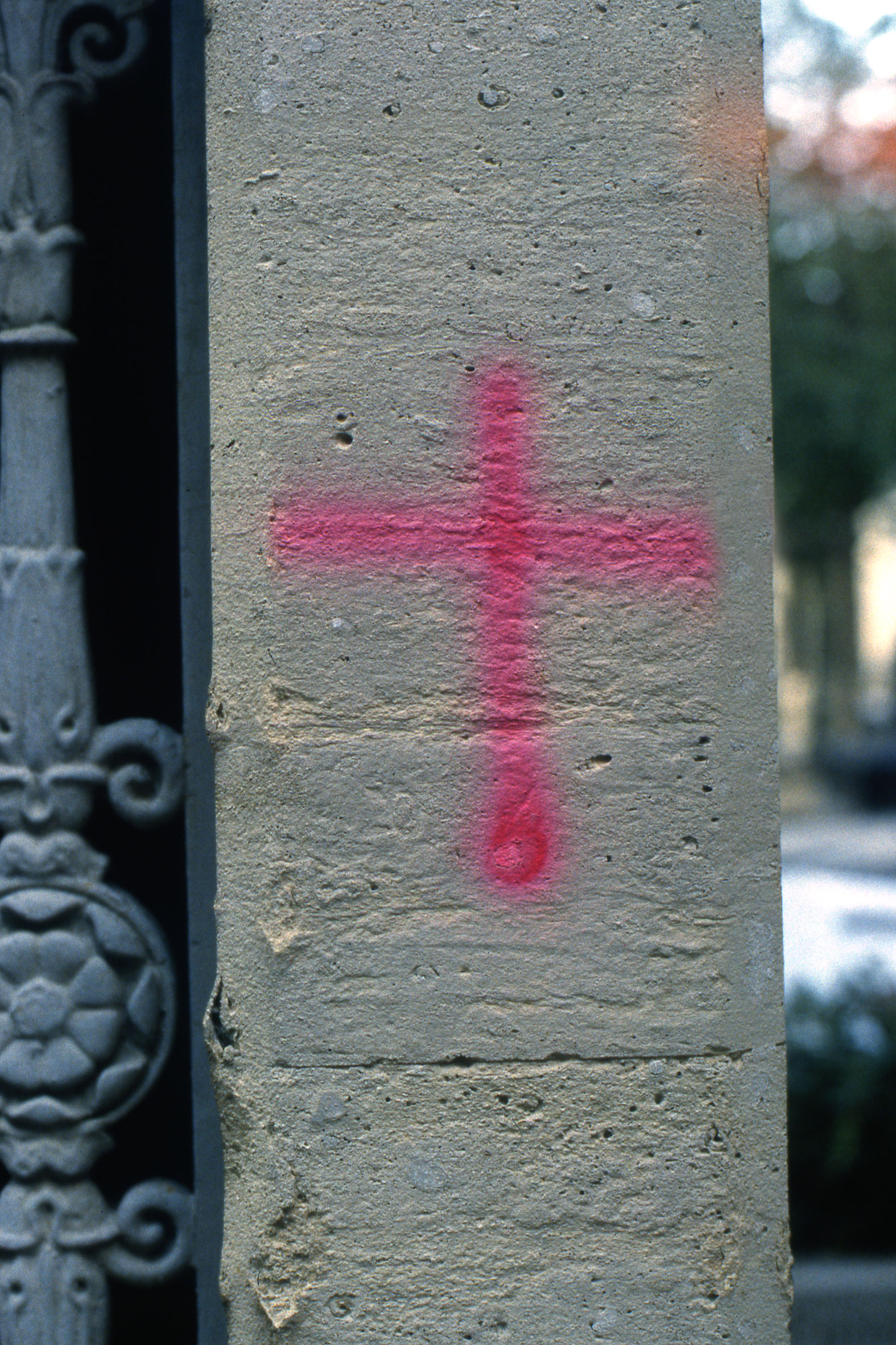 Jésus est attaché à la croix